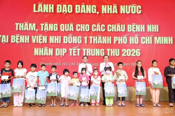 Chủ tịch Quốc hội Trần Thanh Mẫn và Bí thư Thành ủy TPHCM trao quà đến các em nhỏ đang điều trị tại bệnh viện.