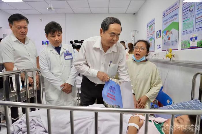 Tại bệnh viện, Chủ tịch Quốc hội Trần Thanh Mẫn trực tiếp đến các phòng điều trị, thăm hỏi tình hình sức khỏe và quá trình điều trị của từng bệnh nhi.