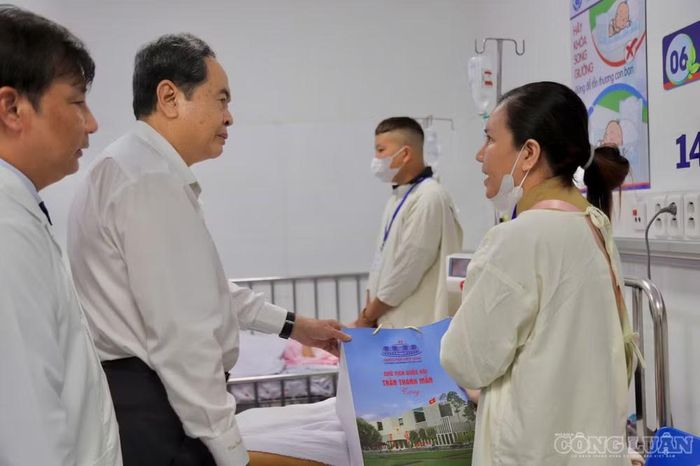 Chủ tịch Quốc hội động viên phụ huynh của các bệnh nhi giữ tinh thần vui tươi, yên tâm điều trị, cố gắng để giúp con em vượt qua bệnh tật để sớm trở về với gia đình, bạn bè và trường lớp.