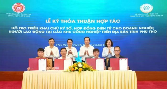 Thứ trưởng Bộ Khoa học và Công nghệ Phạm Đức Long chứng kiến Lễ ký thoả thuận hợp tác - Ảnh: BKHCN.