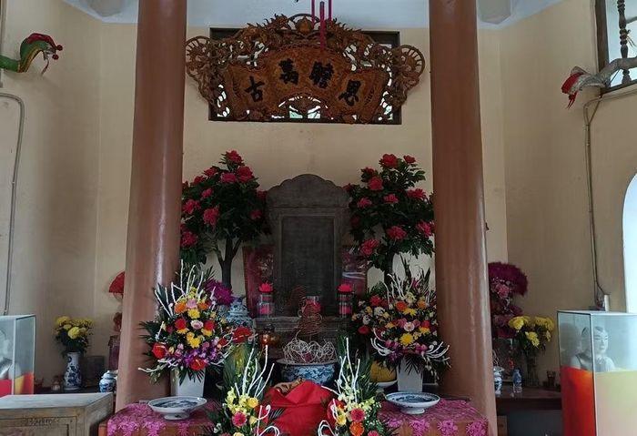 Bên trong nhà bia lưu giữ tấm bia đá khắc bài thơ của vua Thiệu Trị khi đi kinh lý qua đèo Ba Dội năm 1842 Ảnh: Tuấn Minh
