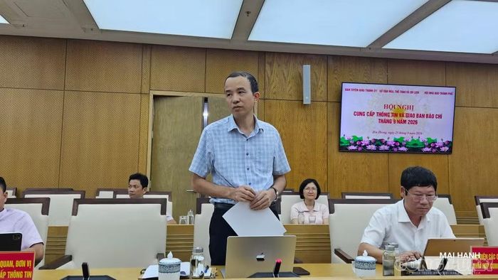 Ông Nguyễn Quang Quỳnh, Phó Tổng giám đốc Ban Quản lý dự án đầu tư xây dựng công trình giao thông thành phố Hải Phòng, cung cấp thông tin cho báo chí tại Hội nghị.