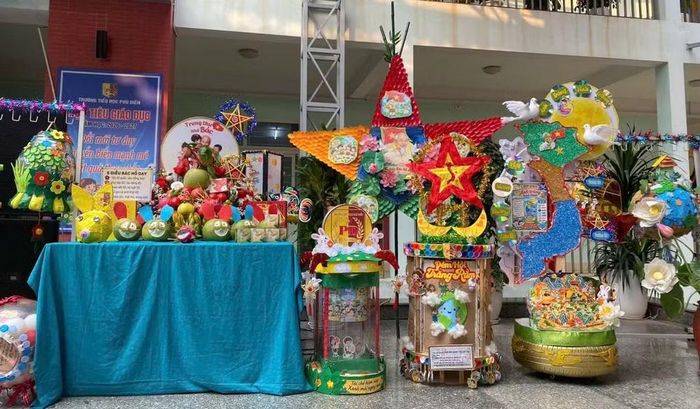 Nhà trường đã tổ chức trao giải, vinh danh những sản phẩm tiêu biểu. Mỗi chiếc đèn không chỉ thể hiện sự khéo léo, sáng tạo mà còn gửi gắm những ước mơ trong trẻo, những mong muốn đẹp đẽ của tuổi thơ. Ảnh: Hoá Nguyễn