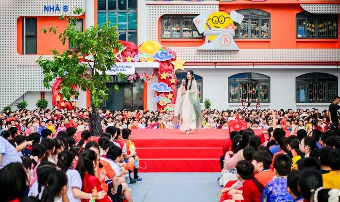 Ngay từ đầu lễ hội, sân trường trở nên rộn ràng với tiếng nhạc, tiếng cười. Ảnh: Trần Hà Ly