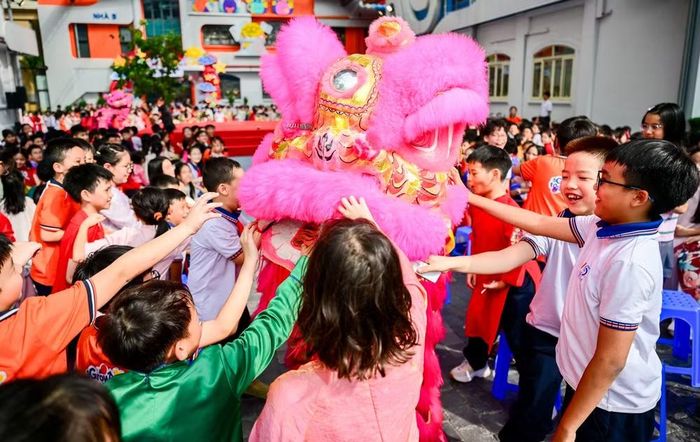 Những tình huống vui nhộn, gần gũi, học sinh được tương tác và giao lưu cùng đội lân sư rồng. Ảnh: Trần Hà Ly