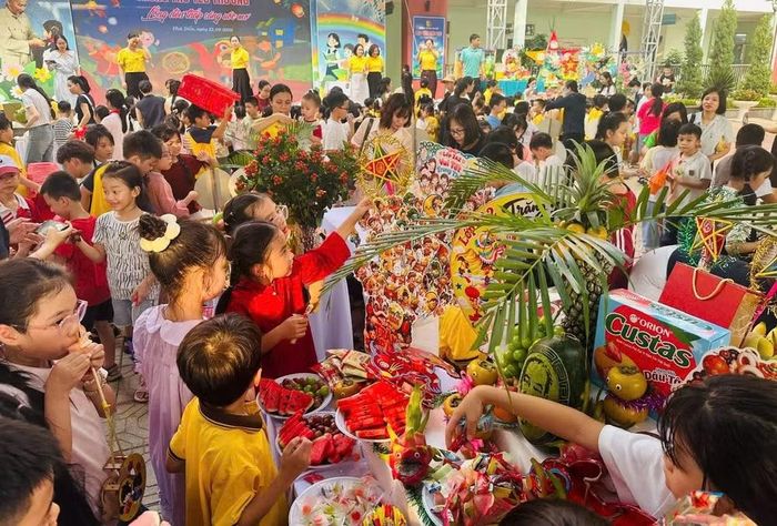 Khép lại chương trình, học sinh các khối lớp cùng tham gia phá cỗ Trung thu ngay tại sân trường. Các em quây quần bên những mâm cỗ, cùng chia sẻ niềm vui trong không gian thân thiện, ấm áp. Ảnh: Hoá Nguyễn