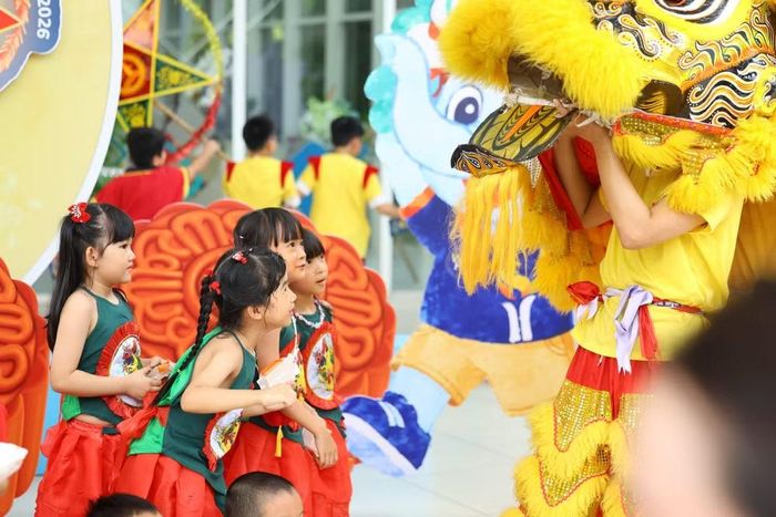 Những chiếc đèn lồng, tiếng trống lân, mâm cỗ và các hoạt động trải nghiệm đã góp phần tạo nên một mùa trăng tuổi thơ nhiều màu sắc, đồng thời gắn kết học sinh, gia đình và nhà trường trong không khí đoàn viên, sẻ chia. Ảnh: N. H