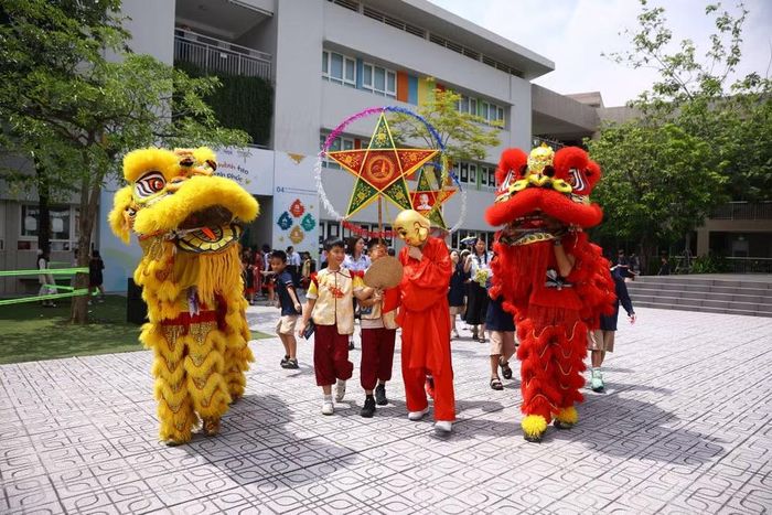 Không chỉ Trường Tiểu học Nguyễn Siêu và Trường Tiểu học Phú Diễn, nhiều trường học khác trên địa bàn Hà Nội cũng tổ chức các chương trình đón Trung thu với nhiều hình thức phong phú. Tại Trường Phổ thông Liên cấp Song ngữ Wellspring Hanoi, chương trình Trung thu “Nối mùa trăng, muôn sắc sum vầy” được tổ chức với sự tham gia của giáo viên, phụ huynh và học sinh. Ảnh: N. H