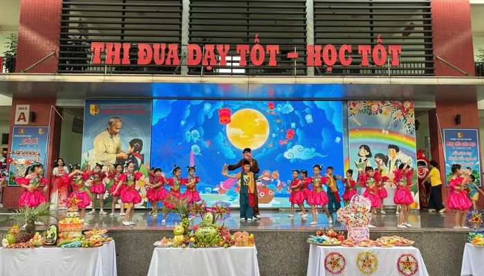 Trước đó, Trường Tiểu học Phú Diễn (Hà Nội) cũng tổ chức chương trình đón Tết Trung thu cho học sinh. Ngày hội diễn ra trong không khí rộn ràng với những chiếc đèn lồng nhiều màu sắc, tiếng cười và sự háo hức của các em nhỏ. Ảnh: Hoá Nguyễn