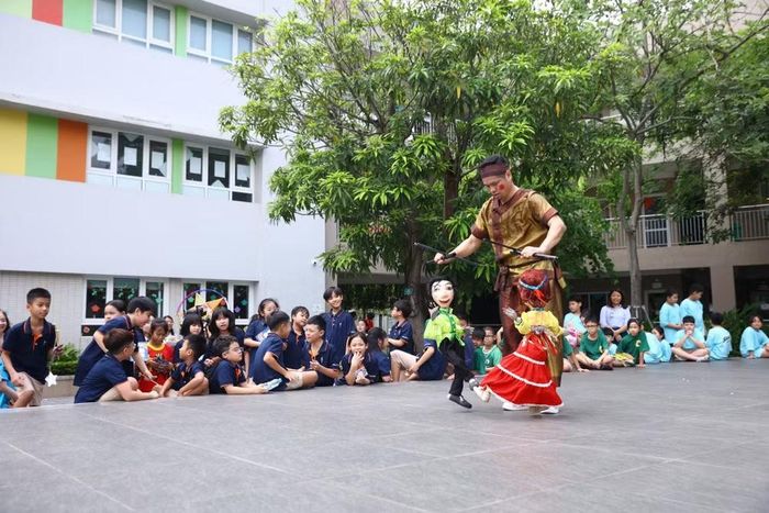 Lấy cảm hứng từ những giá trị văn hóa truyền thống của Tết Trung thu Việt Nam, chương trình tạo cơ hội để các thành viên trong nhà trường cùng tìm hiểu và trải nghiệm những nét đẹp văn hóa, trò chơi dân gian đặc trưng của ba miền Bắc - Trung - Nam. Ảnh: N. H