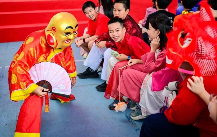 Các em học sinh háo hức hòa mình vào không khí vui hội trăng rằm, chờ đón những tiết mục nghệ thuật và hoạt động giao lưu. Ảnh: Trần Hà Ly