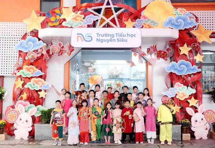 Hình ảnh các học sinh Tiểu học tự tay làm đèn lồng, chuẩn bị trang phục khi đến tham gia đón Trung thu tại trường. Ảnh: T. Hùng