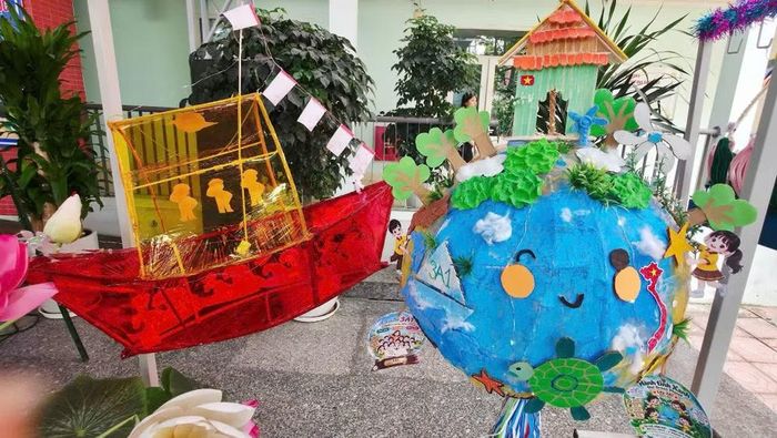 Những chiếc đèn lồng với nhiều hình dáng, màu sắc và ý tưởng sáng tạo được học sinh cùng gia đình dành nhiều tâm huyết thực hiện. Ảnh: Hoá Nguyễn
