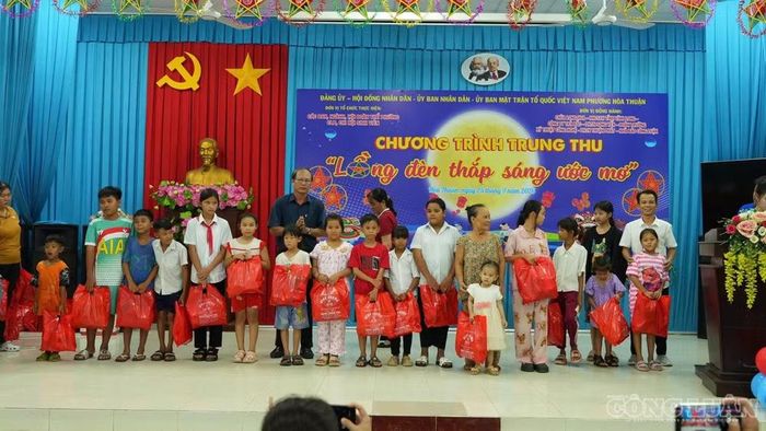 Đêm hội Trăng rằm nơi chắp cánh ước mơ và ký ức tuổi thơ cho trẻ em tại Vĩnh Long.