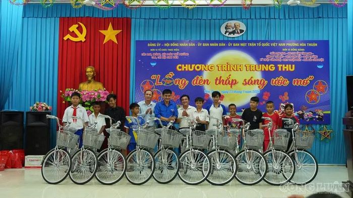 Trao hơn 350 phần quà và xe đạp cho trẻ em Khmer, trẻ em khó khăn tại phường Hòa Thuận.