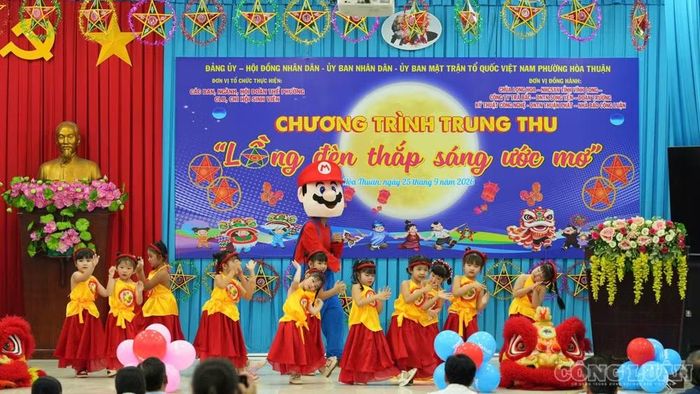 Ấm áp nghĩa tình tại chương trình văn nghệ chào mừng "Đêm hội Trăng rằm" phường Hòa Thuận.