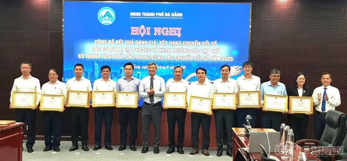 Phó Chủ tịch UBND thành phố Đà Nẵng Hồ Quang Bửu trao Bằng khen cho 11 UBND phường, xã xếp loại Xuất sắc trong chuyển đổi số năm 2025