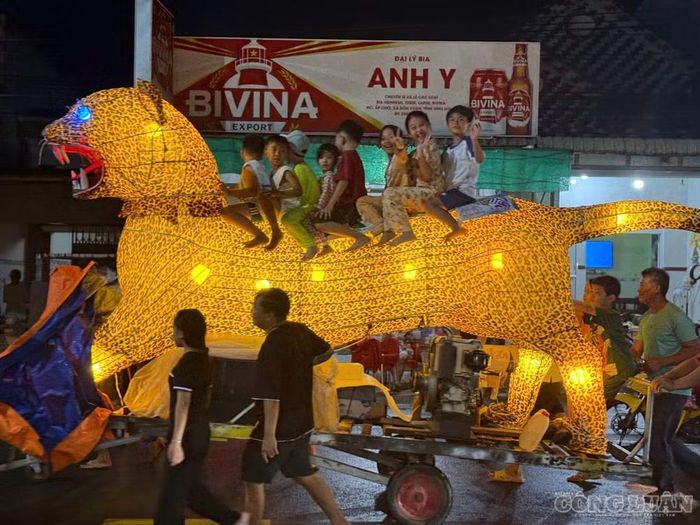 Ngay khi màn đêm buông xuống, những chiếc đèn Trung thu "khổng lồ" bắt đầu xuất hiện trên các tuyến đường. Các mô hình được tạo hình thành nhiều con vật quen thuộc, trở thành tâm điểm thu hút trẻ nhỏ và người dân.