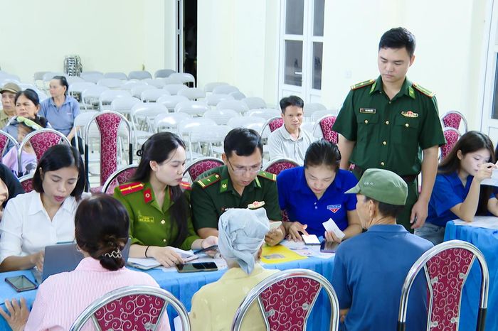 Cán bộ Đồn Biên phòng cửa khẩu Tén Tằn phối hợp với các lực lượng hướng dẫn người dân cài đặt, sử dụng VNeID và các tiện ích số (Ảnh: HC).