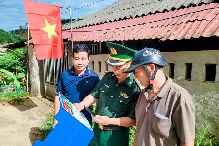 Cán bộ Đồn Biên phòng Yên Khương tuyên truyền, hướng dẫn người dân sử dụng các tiện ích số, góp phần đưa chuyển đổi số đến gần hơn với đồng bào khu vực biên giới (Ảnh: HC).