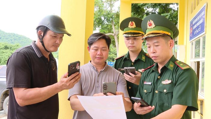 Cán bộ Đồn Biên phòng cửa khẩu Tén Tằn hướng dẫn người dân quét mã QR phục vụ tiếp nhận thông tin, tố giác tội phạm tại Trạm cửa khẩu Tén Tằn (Ảnh: HC).