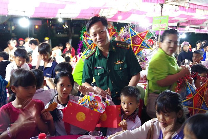 Đại tá Phạm Văn Đảng, Chính ủy BĐBP TP Đồng Nai vui trung thu cùng các cháu thiếu nhi tại xã Đắc Ơ. (Ảnh: Hồng Ánh - BĐBP TP Đồng Nai)