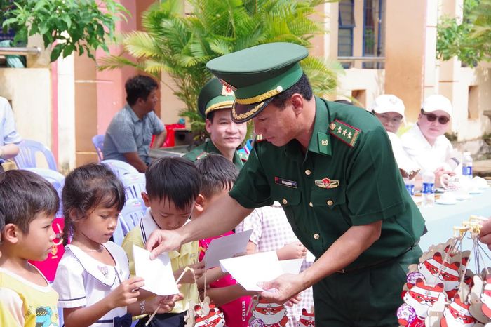 Với người lính Biên phòng, giữ bình yên nơi biên giới không chỉ là bảo vệ từng đoạn đường biên, cột mốc, mà còn góp sức để những đứa trẻ có thêm điều kiện đến trường. (Ảnh: Hồng Ánh - BĐBP TP Đồng Nai)