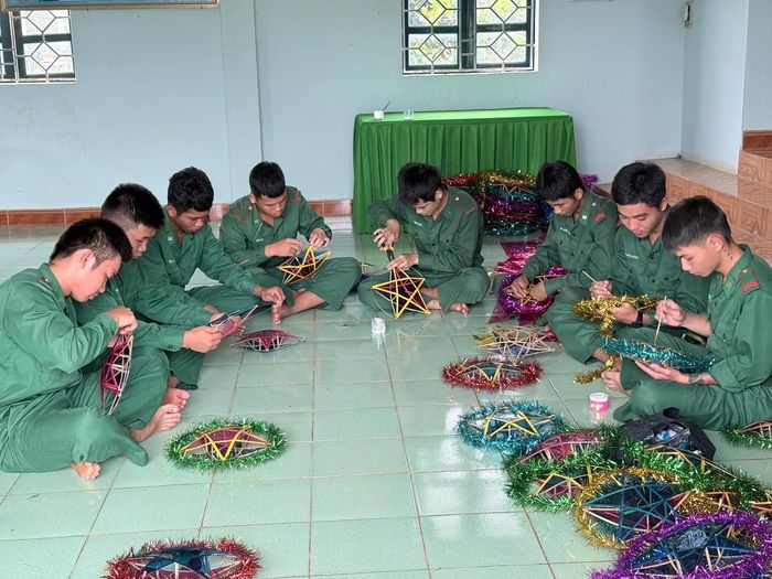Cán bộ, chiến sĩ Đồn Biên phòng Đắc Ơ tự tay chuẩn bị lồng đèn trung thu tặng các cháu thiếu nhi. (Ảnh: Hồng Ánh - BĐBP TP Đồng Nai)