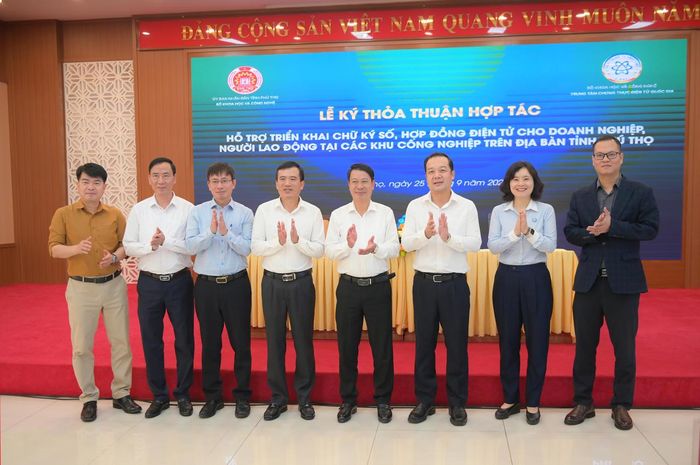 Thứ trưởng Phạm Đức Long và một số đại biểu dự Hội nghị chụp ảnh lưu niệm.