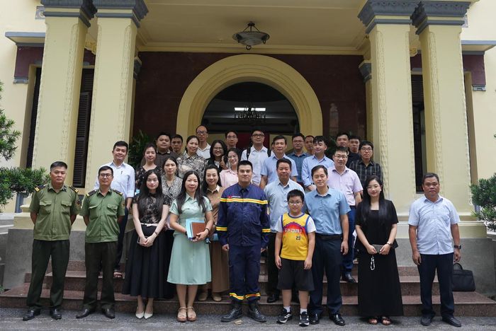Các đại biểu chụp ảnh lưu niệm.