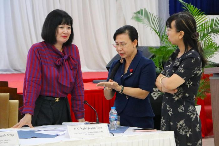 Các đại biểu trao đổi bên lề hội nghị (ảnh: Khánh Toàn)