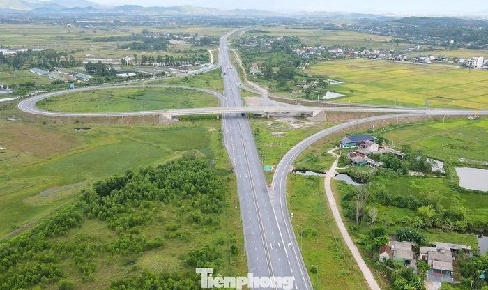  Tại Hà Tĩnh, tình trạng cao tốc vắng phương tiện cũng xuất hiện nhiều thời điểm trong ngày. Theo Công ty TNHH Thu phí tự động VETC, so với thời điểm bắt đầu triển khai thu phí từ ngày 15/7, lưu lượng phương tiện hiện giảm khoảng 30%. Tuy nhiên, đơn vị này cho rằng mức giảm chủ yếu nằm ở nhóm ô tô con, trong khi lượng xe tải trọng lớn không giảm nhiều. 