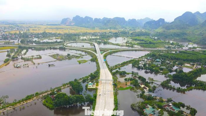 Tại nút giao Đồng Thắng, qua xã Đồng Tiến (Thanh Hoá), lượng xe ra, vào cao tốc Bắc Nam giảm rõ rệt.
