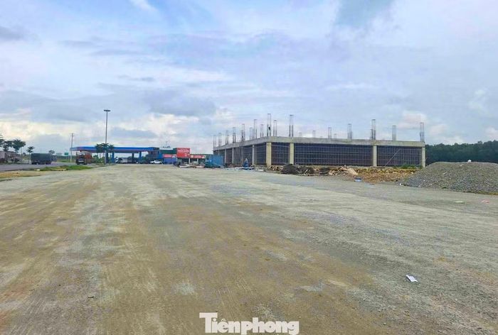 Ngoài ra, tại Hà Tĩnh, hệ thống trạm dừng nghỉ trên cao tốc qua Hà Tĩnh chưa hoàn thiện đồng bộ cũng là một yếu tố được tài xế cân nhắc. Hiện một số khu vực mới khai thác tạm. Trong ảnh là trạm dừng nghỉ trên cao tốc đoạn Hàm Nghi - Vũng Áng, thuộc xã Cẩm Hưng đang triển khai thi công.