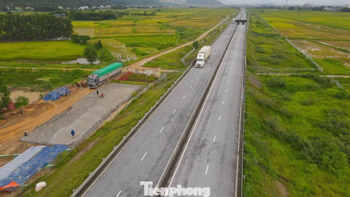 Theo thống kê của Công ty CP Phúc Thành Hưng, tháng 7, tuyến cao tốc ghi nhận hơn 648.000 lượt xe. Sang tháng 8, con số này giảm còn khoảng 574.000 lượt. Trong 20 ngày đầu tháng 9, lưu lượng xe qua tuyến mỗi ngày chỉ khoảng 12.000-15.000 lượt. Lãnh đạo Công ty CP Phúc Thành Hưng cũng cho biết việc lưu lượng phương tiện giảm ảnh hưởng trực tiếp đến hoạt động khai thác tuyến. Đơn vị này đang theo dõi để xác định rõ nguyên nhân của sự sụt giảm.