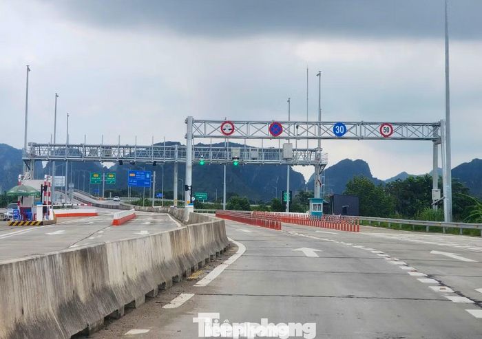 Đại diện Công ty CP VETC - đơn vị cung cấp và vận hành hệ thống thu phí điện tử không dừng (ETC) - cho biết khoảng 1 tháng qua, lưu lượng phương tiện trên tuyến giảm đáng kể, trong đó nhóm xe vận tải tải trọng lớn và container giảm rõ hơn. Theo đơn vị này, khi lưu lượng phương tiện giảm, các xe có điều kiện giữ khoảng cách an toàn tốt hơn, qua đó góp phần hạn chế ùn tắc và tai nạn giao thông.