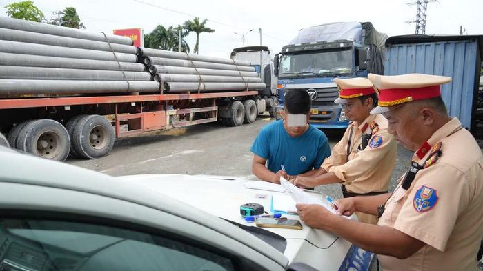 Tài xế xe đầu kéo bị phạt 77,5 triệu đồng và trừ 4 điểm giấy phép lái xe vì chở quá tải.