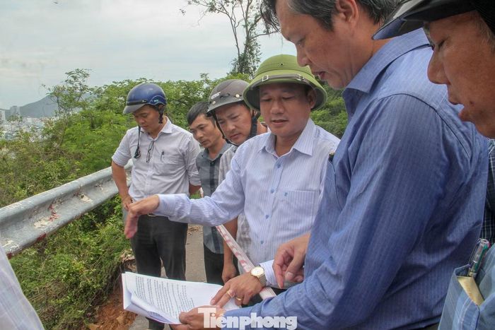 Đoàn công tác các sở, ngành của tỉnh Gia Lai đi kiểm tra hiện trạng sạt lở trên dốc Mộng Cầm, phường Quy Nhơn Nam. Ảnh: Trương Định
