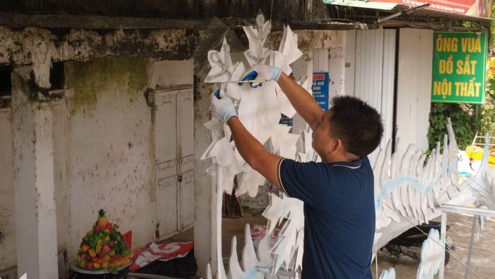 Khung gầm của chiếc xe được gia cố, hàn lại chắc chắn nhằm bảo đảm khả năng vận hành và chở được nhiều trẻ em trong quá trình diễu hành. Phía trên khung xe là hệ thống mô hình được tạo dựng bằng sắt uốn theo hình dáng từng linh vật. Sau khi hoàn thiện phần khung, bề mặt được xử lý, dán và phun sơn theo các đường gân, đường vân nhằm tạo hình khối và màu sắc.