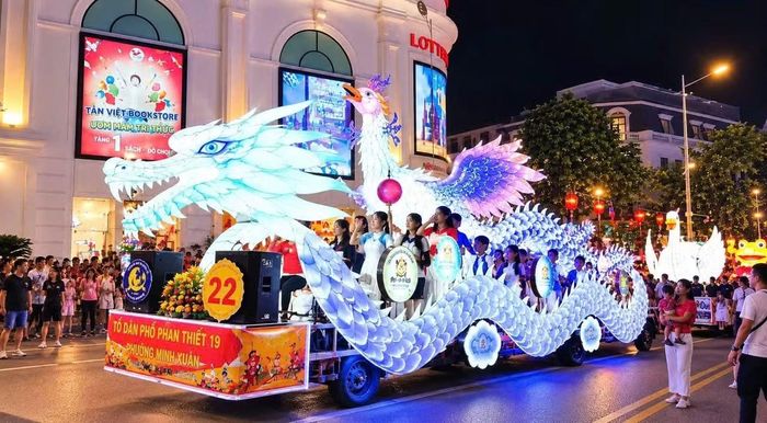 Tham gia lễ hội, diễu hành mô hình tại Tuyên Quang không còn chỉ là hoạt động dành riêng cho thiếu nhi mà người lớn cũng rất quan tâm, vì thế không khí lễ hội ở đây rất sôi động. Mỗi mô hình diễu hành có thể màu sắc khác nhau nhưng đều phải đảm bảo phù hợp, giữ được sự văn minh và không làm mất đi ý nghĩa của Trung thu.