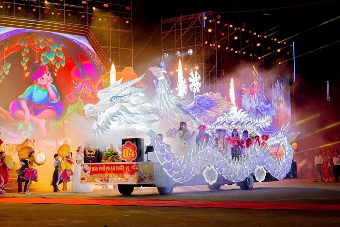 Hệ thống đèn điện, âm thanh tạo hiệu ứng được trang bị khá cầu kỳ, đảm bảo đẹp mắt khi mô hình được đưa đi diễu phố. Được biết, chi phí làm mô hình khoảng 200 triệu đồng và trung bình mỗi đêm tốn khoảng 500.000 đồng tiền xăng xe để diễu phố.