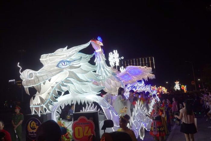  Những linh vật khổng lồ vì thế không chỉ là sản phẩm trang trí cho một đêm hội, mà còn cho thấy sự đầu tư, sáng tạo và công sức của những người đang góp phần tạo nên diện mạo riêng cho mùa Trung thu ở Tuyên Quang﻿. 