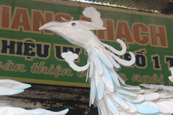 Theo anh Giang, các linh vật, phần đầu và khuôn mặt luôn là chi tiết được chú trọng bởi đây là nơi quyết định phần lớn “thần thái” của sản phẩm. Sau lễ hội Trung thu, các mô hình có thể được bán hoặc được tháo rời, tận dụng để tạo thành những mô hình mới cho những mùa lễ hội tiếp theo.