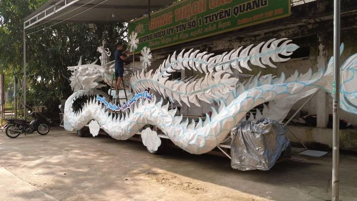 Một điểm đáng chú ý của mô hình là phần phương tiện được cải tạo từ một chiếc xe ô tô cũ. Toàn bộ phần vỏ xe được tháo bỏ, sau đó nối dài, thay cầu và thay lốp để phù hợp với việc dựng mô hình.
