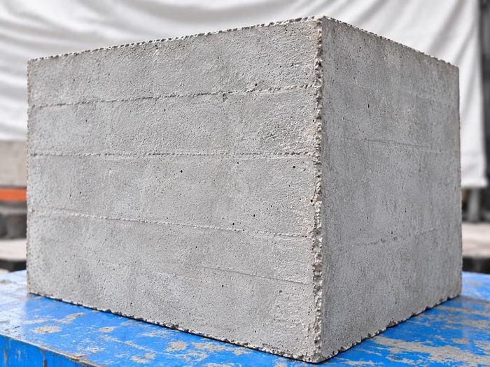Và khối bê tông được bảo dưỡng kỹ, có lót bạt