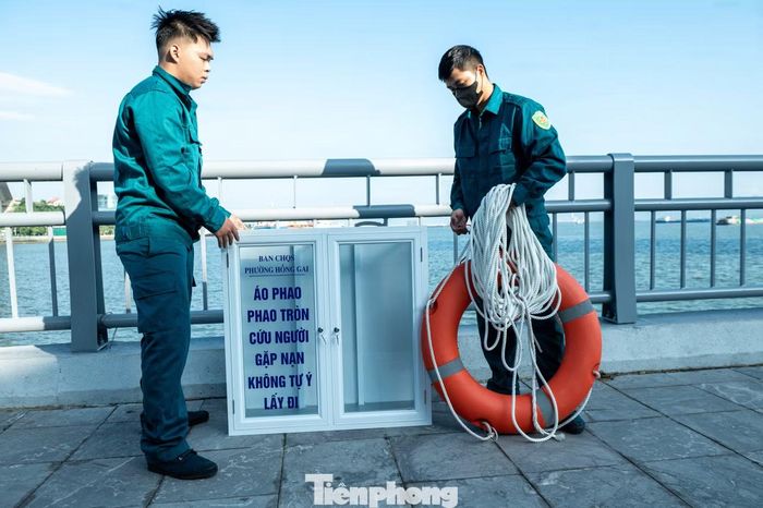 "Mỗi chiếc phao cứu sinh đều đi kèm với khoảng 50 mét dây để sẵn sàng ứng cứu người đuối nước dưới biển. Tất cả đều được kiểm tra thường xuyên và đều trong tình trạng sẵn sàng được sử dụng. Trong thời gian tới phường sẽ tiếp tục rà soát lại toàn tuyến để lắp đặt thêm các tủ cứu sinh phục vụ cộng đồng", anh Chiến chia sẻ.