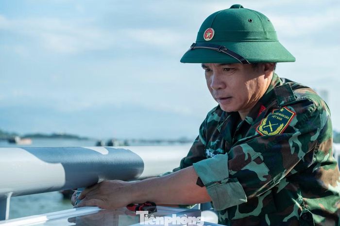 Trao đổi với PV Báo Tiền Phong, anh Trần Quyết Chiến thuộc Ban chỉ huy quân sự phường Hồng Gai cho biết, trên dọc đường bao biển thuộc phường quản lý có 5 điểm lắp đặt tủ chứa áo phao và phao cứu sinh. Tất cả các khu vực lắp đặt đều ở nơi tập trung đông người qua lại, thường xuyên có người dân tắm biển hoặc các hoạt động tàu bè qua lại.