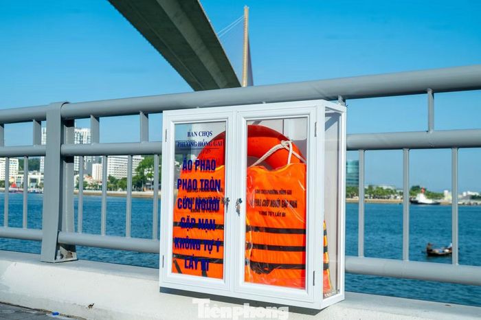Tủ đựng áo phao được lắp đặt và buộc dây thép cố định cẩn thận đảm bảo chắc chắn.