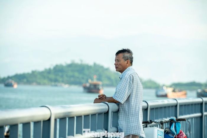 Ông Vũ Huy Quân, trú phường Hồng Gai cho biết, ngày nào ông cũng đạp xe trên tuyến đường bao biển và dừng ngắm cảnh ngay dưới chân cầu Bãi Cháy. Trước đây, khu vực này thường xuyên xảy ra tình trạng người đuối nước. "Việc chính quyền lắp đặt những tủ chứa phao cứu sinh này là cần thiết để tránh những tai nạn đuối nước đáng tiếc xảy ra. Tôi đề xuất nên lắp đặt tại các khu vực đông người như bãi tắm để thuận tiện cho việc cứu hộ", ông Quân nói.