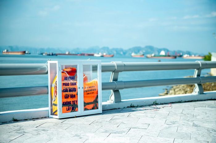 Tủ đựng thiết bị cứu sinh nằm ngay trên cầu Bài Thơ nơi tập trung khách du lịch ghé qua đây check-in, chụp ảnh. Trong mỗi tủ chứa 2 áo phao và 1 phao cứu sinh, tủ có khóa cài để tránh mưa nhưng vẫn đảm bảo việc lấy thiết bị ra trong thời gian nhanh nhất.